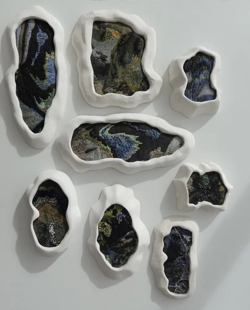 Esposizione di arte tessile contemporanea, Italia, piccola pittura-paesaggio mediterraneo ricamata, cornice in gesso organico, Coco Brun