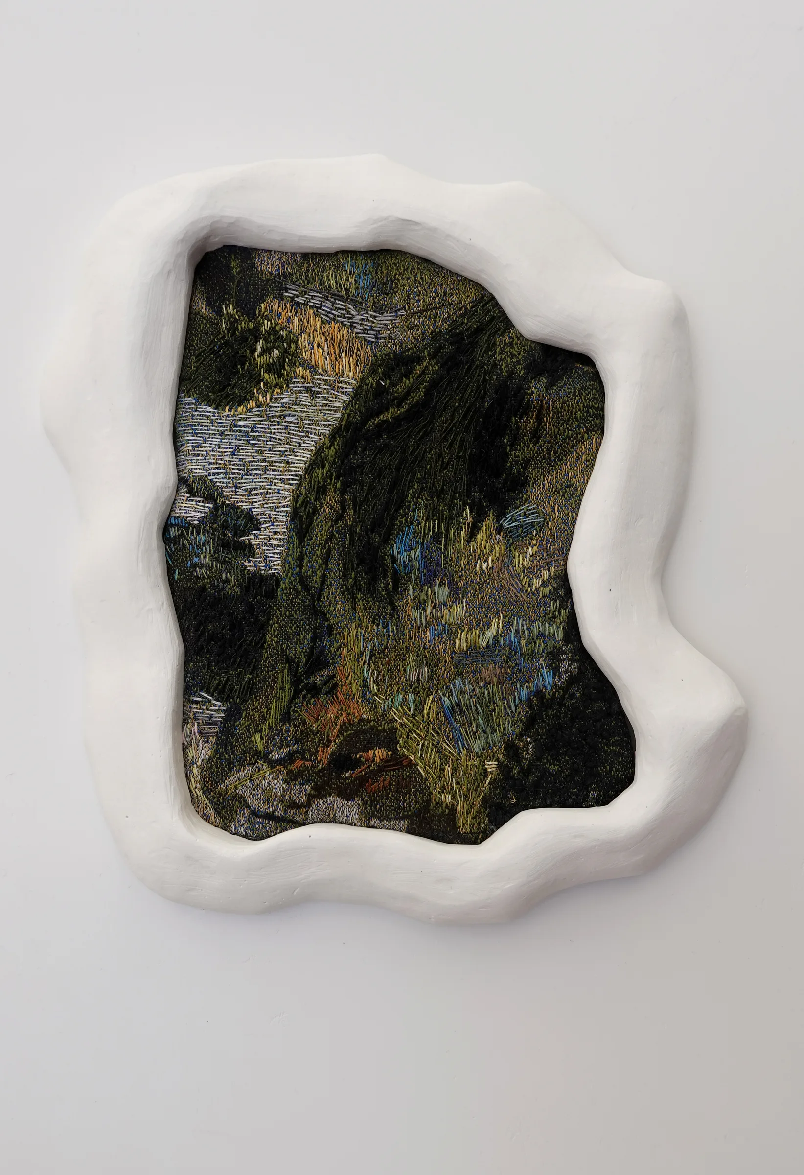 Memories 06, textil bordado en un marco de yeso blanco — vista de la obra