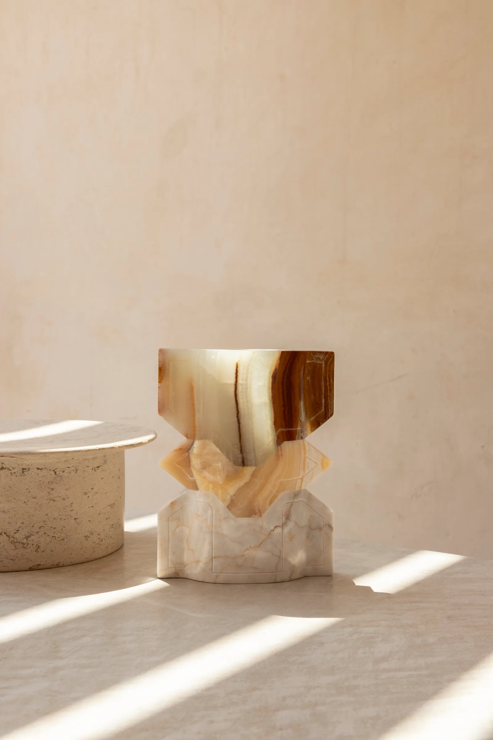Místico II.I vase in talan green onyx, venetian marble, pineapple onyx — studio view
