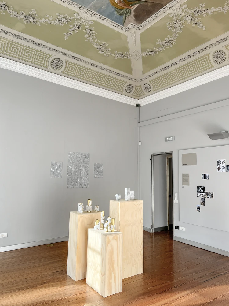 Mostra Mineralis al Festival del Lago di Como in palazzo storico con sculture su piedistalli in legno