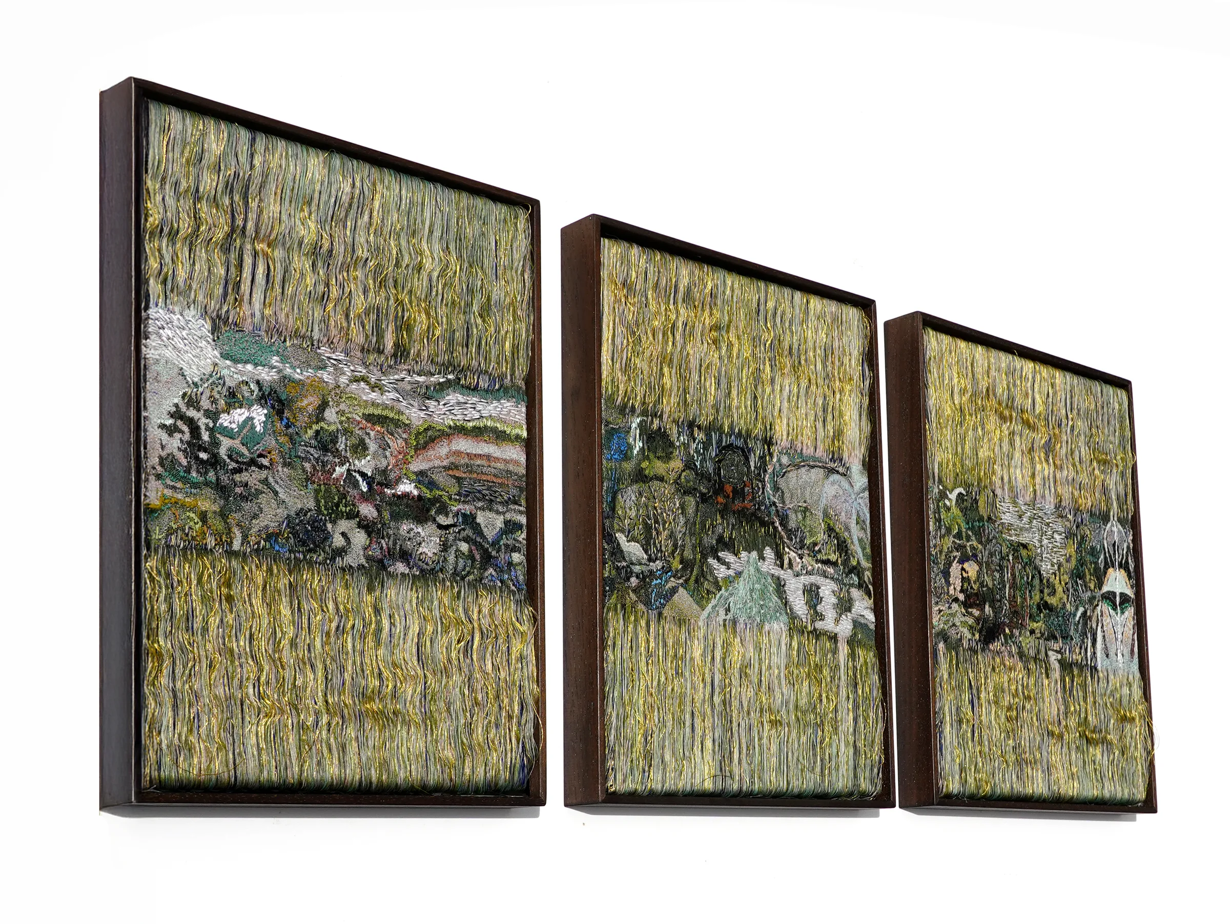 Metamorphic 02, textile tissé et brodé à franges — vue d’atelier