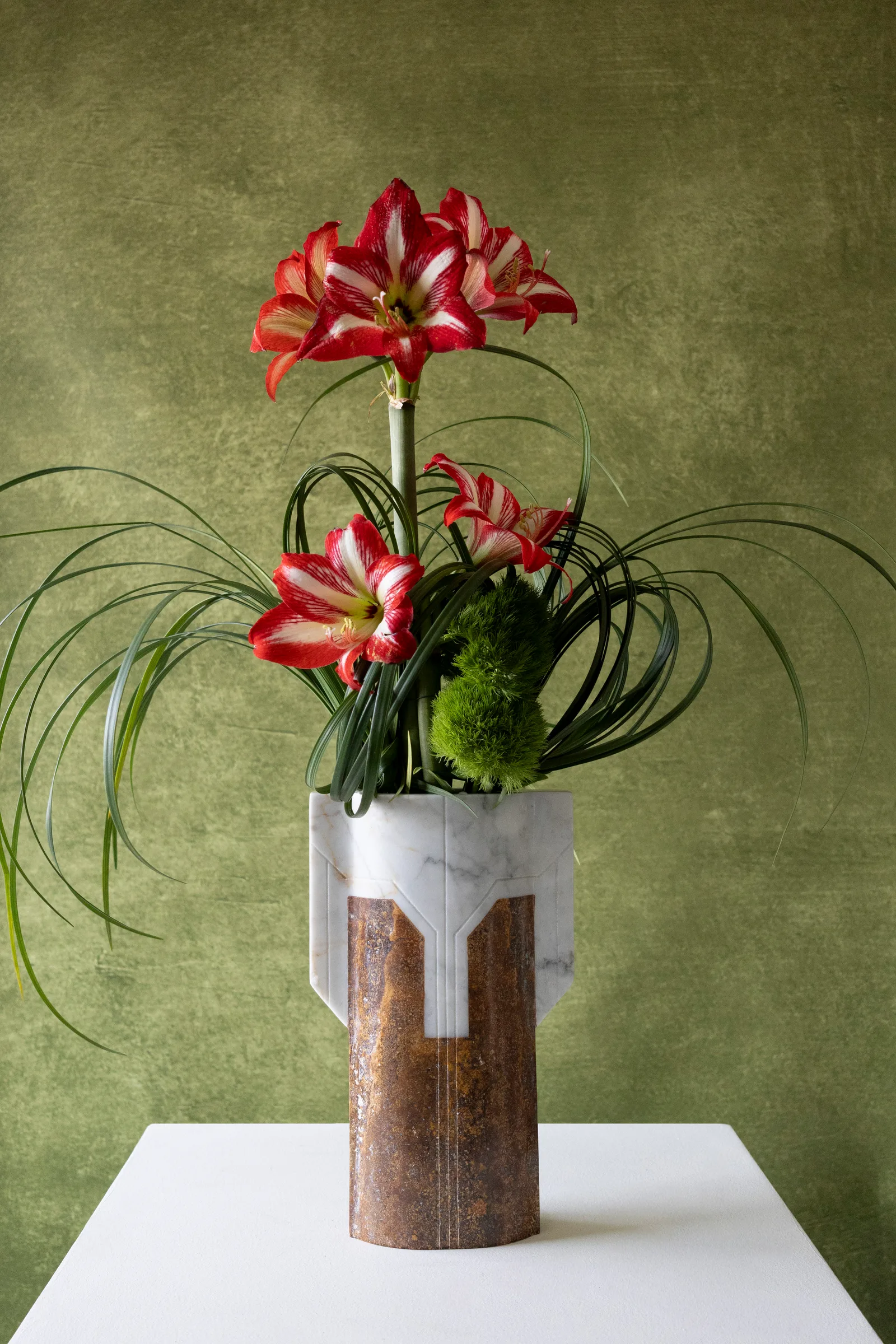 Místico IV.II vase in venetian marble, red travertine — exhibition view