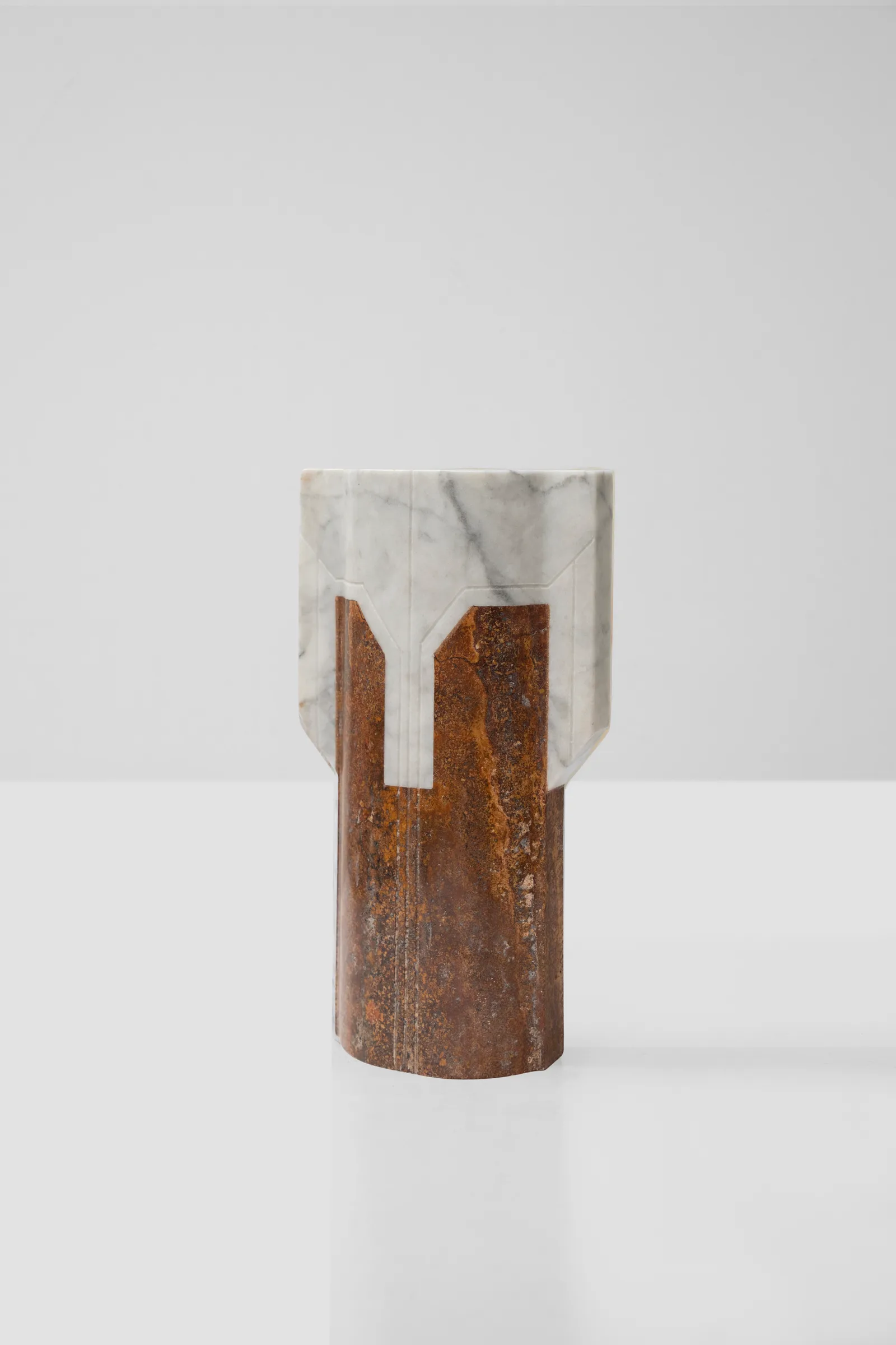 Místico IV.II vase in venetian marble, red travertine — view of the work