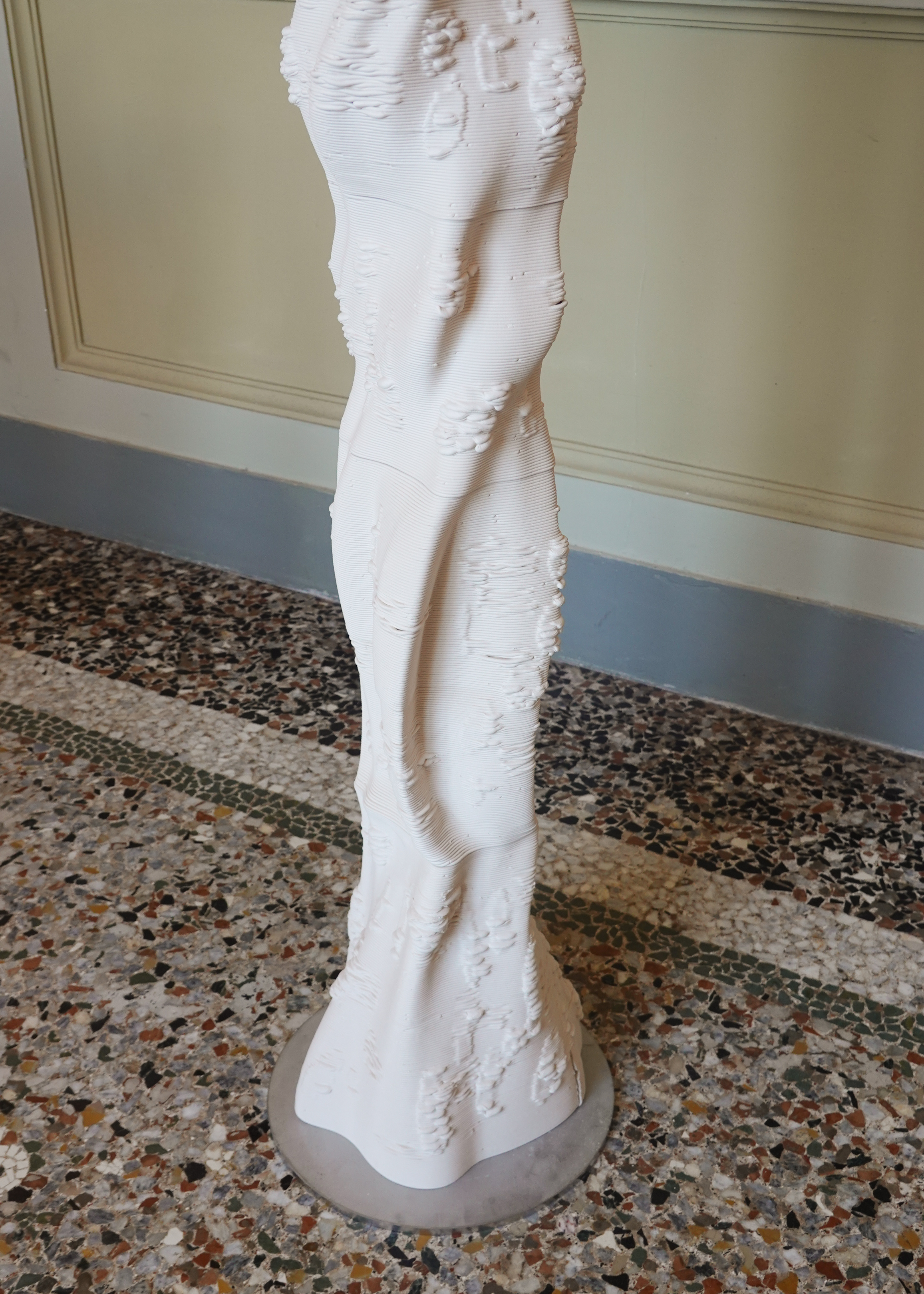 Scultura modulare in ceramica di Coco Brun, stampata in 3D con una stampante WASP presso SuperForma a Milano, con il motivo applicato sulla superficie. Progetto Landscape Memories.