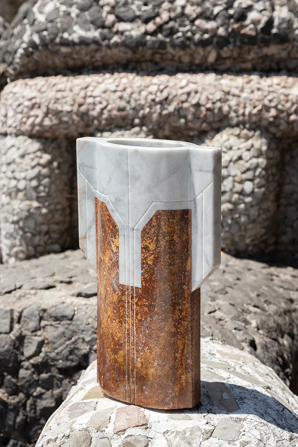 Místico IV.II vase in venetian marble, red travertine — view of the work