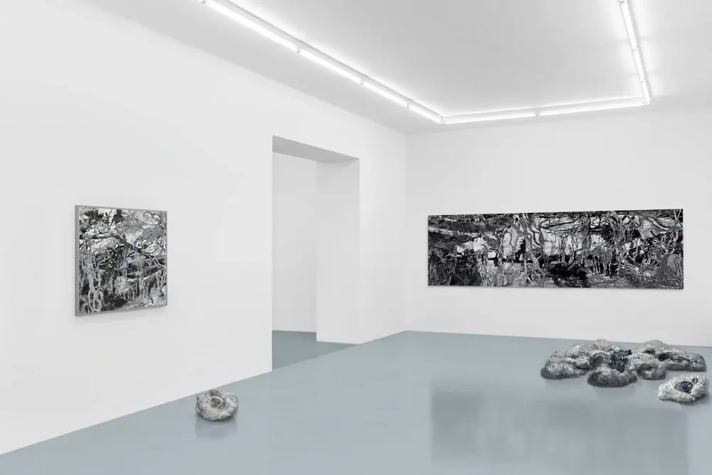Installazione in galleria con arazzi tessili, ricamo panoramico e sculture bozzolo di vetro a pavimento