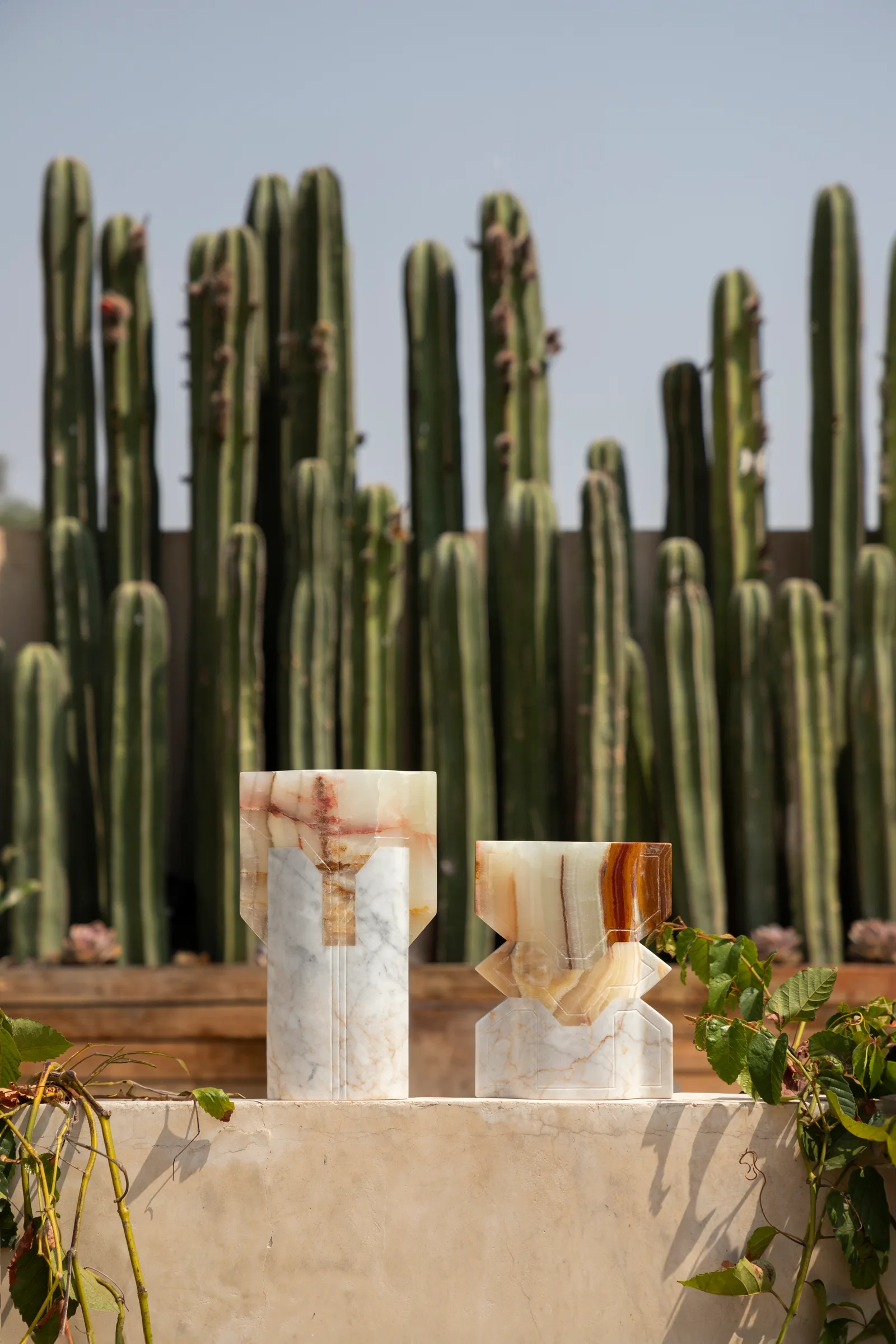 Místico II.I vase in talan green onyx, venetian marble, pineapple onyx — studio view