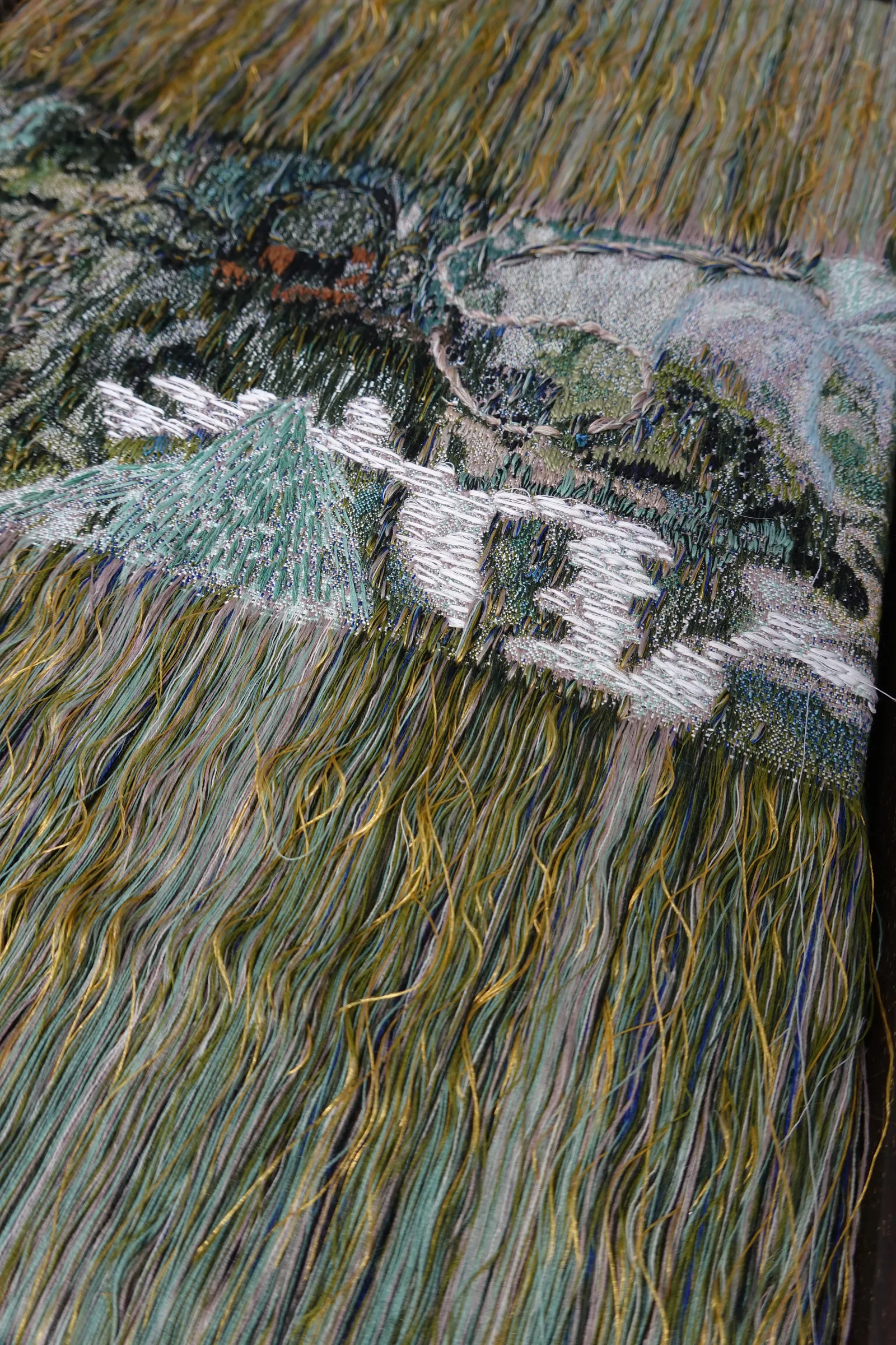 Metamorphic 02, textile tissé et brodé à franges — vue de l’œuvre