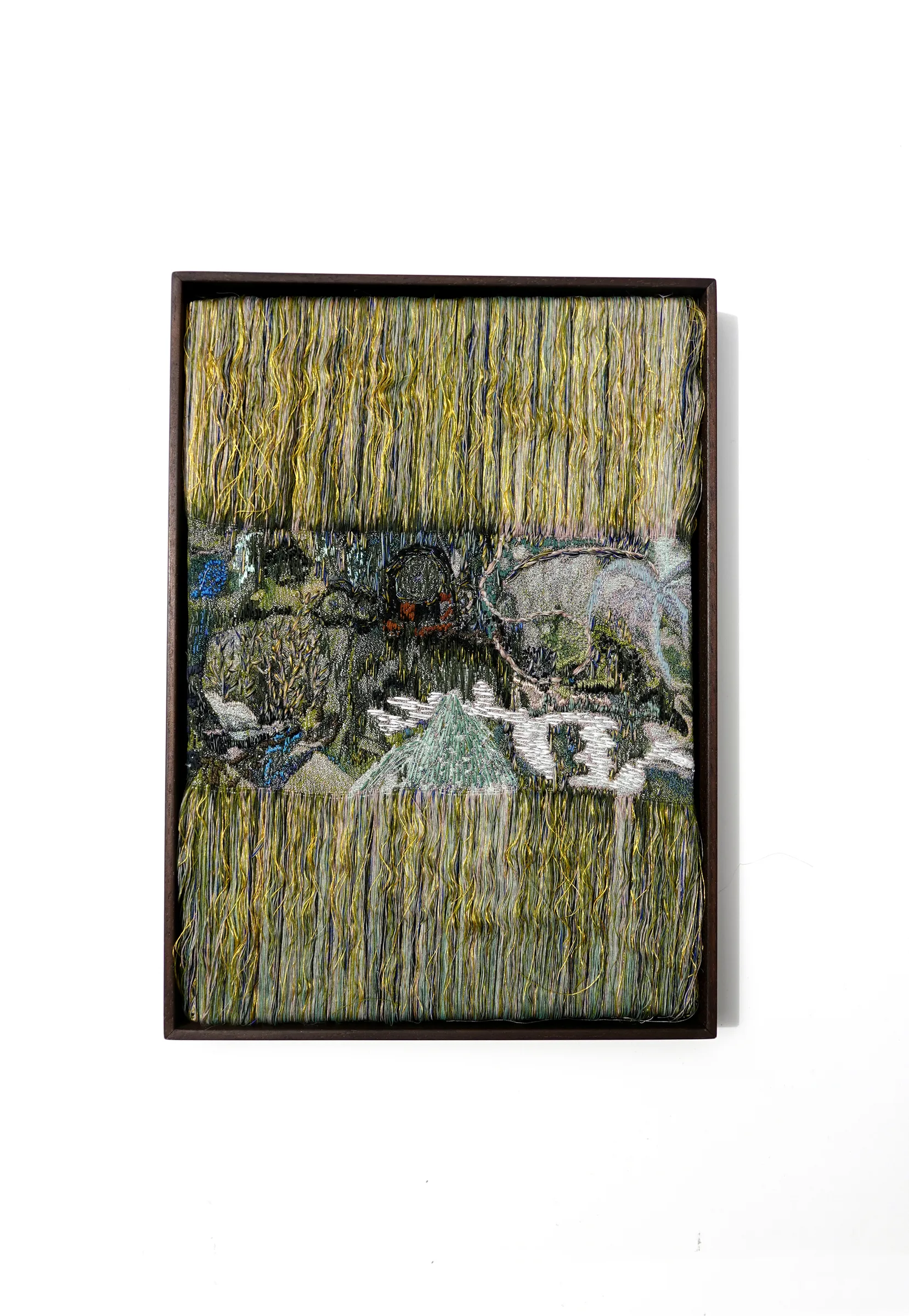 Metamorphic 02, textil tejido y bordado con flecos — vista de la obra