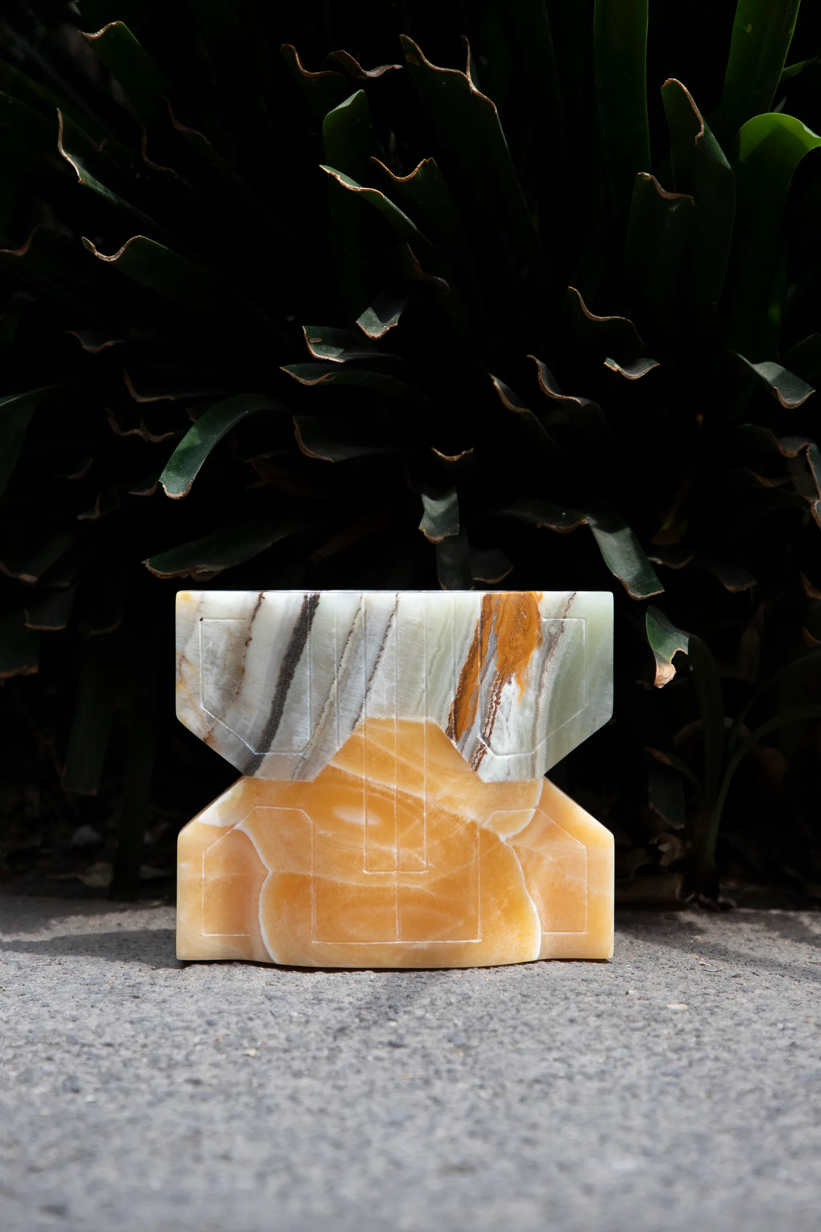 Místico I.I vase in talan green onyx, pineapple onyx — view of the work
