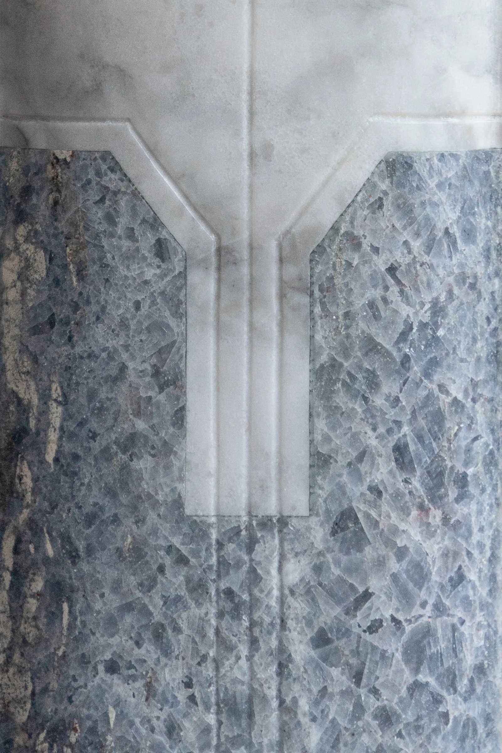 Místico IV.III vase in venetian marble, blue calcite, red travertine — exhibition view
