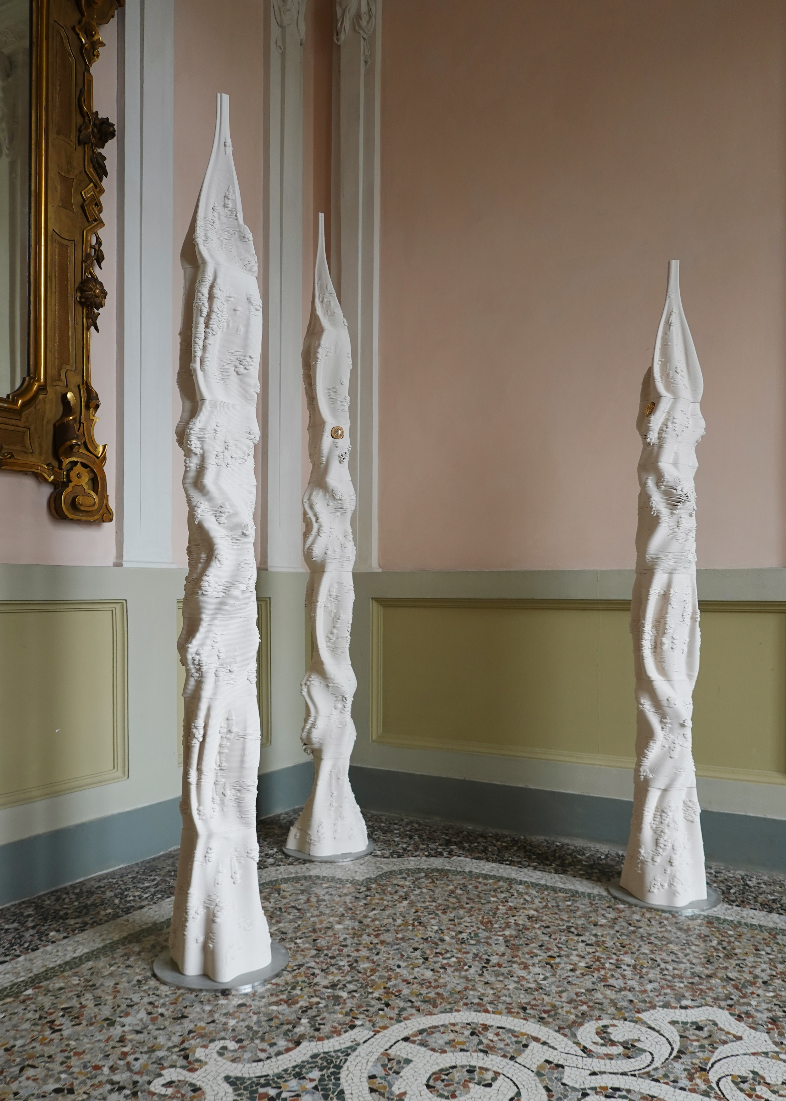 Vista d'insieme della mostra Landscape Memories di Coco Brun: tre sculture in ceramica stampate in 3D, Marino, Terra e Bosco, ciascuna con il proprio profumo, che insieme creano un quarto profumo.