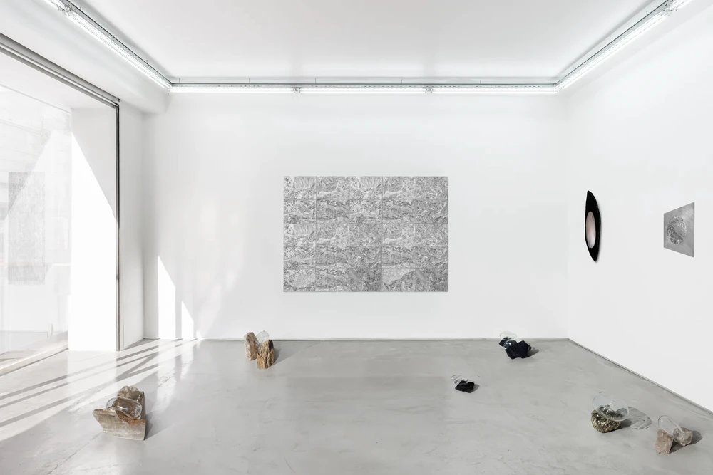 Mineralis exhibition view, engraved panels, obsidian mirror, glass-stone sculptures